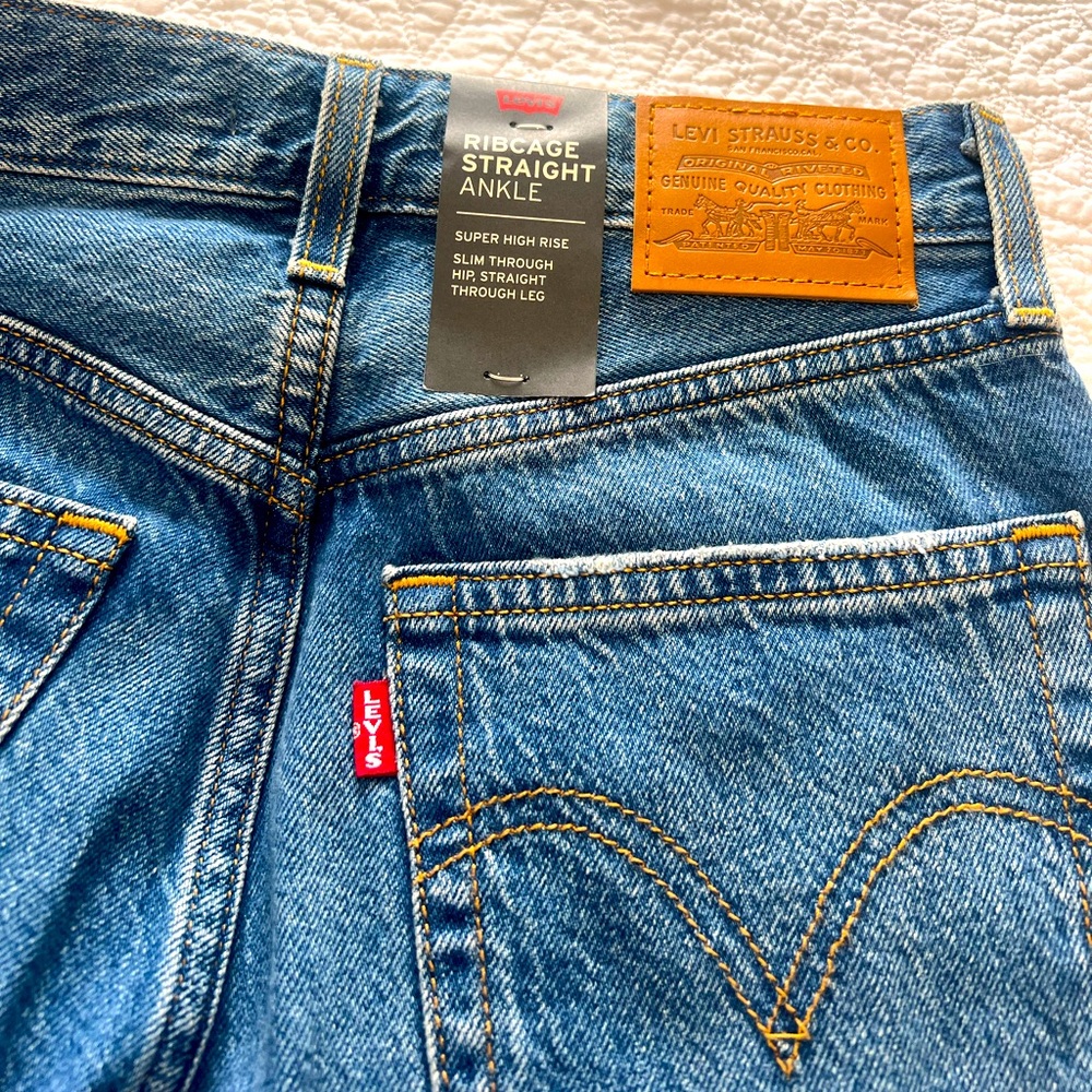 NEW BEUTIFUL LEVI’S  Ribcage straight ankle 27x27